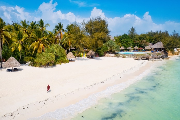 Zanzibaro pakrantės grožis iš paukščio skrydžio – baltas smėlis, turkio spalvos vanduo ir ramybės sala kviečia į egzotišką poilsį.